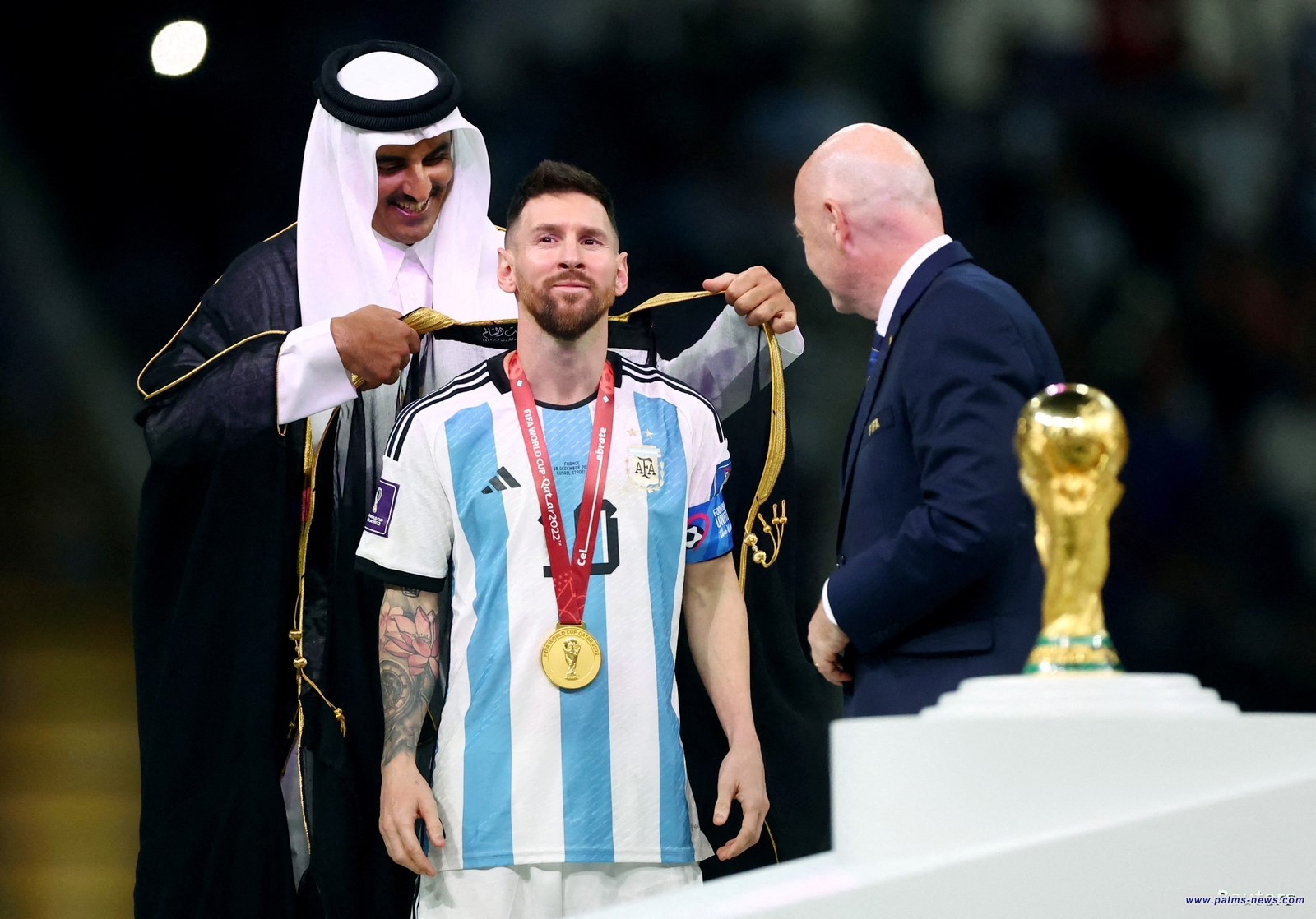 بشت كأس العالم الذي أهداه أمير قطر لميسي من القماش النجفي